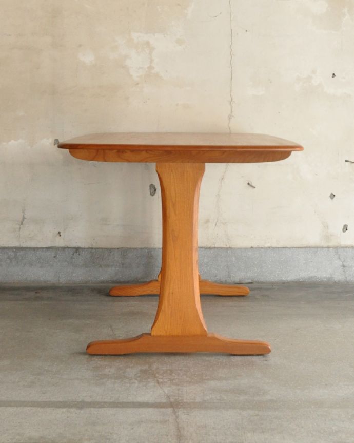 アーコールの家具　アンティーク家具　北欧インテリアの鉄板アイテム！アーコール社のアンティークダイニングテーブル。組み脚がとっても美しいデザイン。(x-857-f)