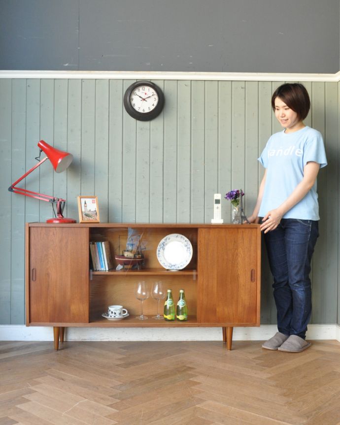 アンティークのキャビネット　アンティーク家具　北欧インテリアにピッタリなチーク材のヴィンテージ家具、引き戸タイプのガラスキャビネット。リビングの電話台にもオススメです。(x-859-f)