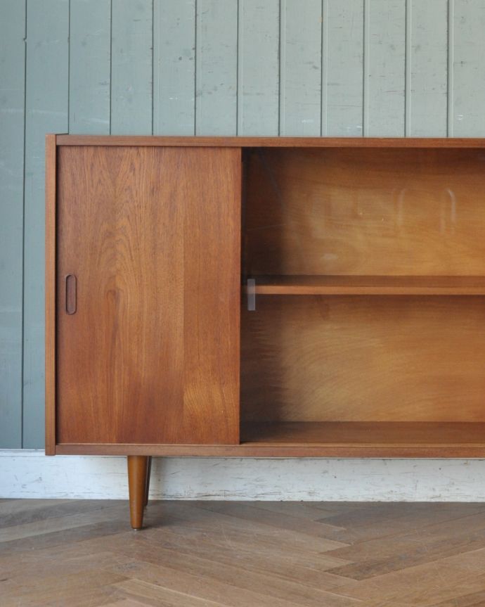 アンティークのキャビネット　アンティーク家具　北欧インテリアにピッタリなチーク材のヴィンテージ家具、引き戸タイプのガラスキャビネット。北欧家具のお部屋にピッタリ！男女ともに人気のシンプルでスタイリッシュなインテリアです。(x-859-f)