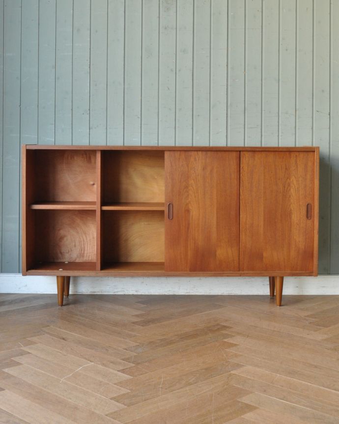 アンティークのキャビネット　アンティーク家具　北欧インテリアにピッタリなチーク材のヴィンテージ家具、引き戸タイプのガラスキャビネット。棚板が付いているのできちんと整理整頓ができます。(x-859-f)