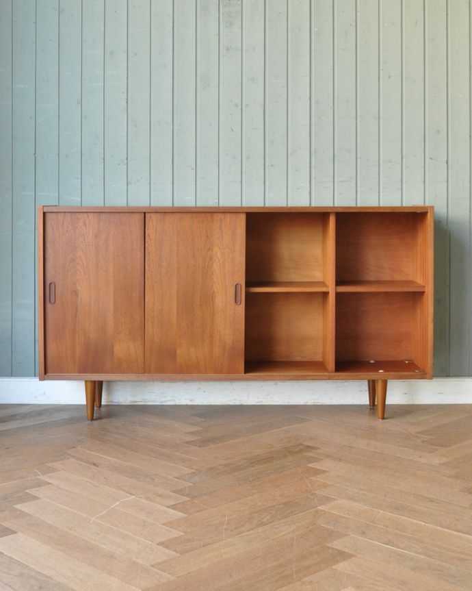 アンティークのキャビネット　アンティーク家具　北欧インテリアにピッタリなチーク材のヴィンテージ家具、引き戸タイプのガラスキャビネット。扉は、日本人にも馴染みのある引き戸タイプ。(x-859-f)