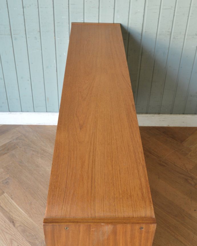 アンティークのキャビネット　アンティーク家具　北欧インテリアにピッタリなチーク材のヴィンテージ家具、引き戸タイプのガラスキャビネット。天板もキレイに塗装を仕上げました。(x-859-f)