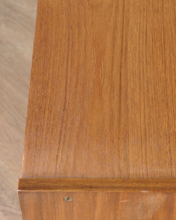 アンティークのキャビネット　アンティーク家具　北欧インテリアにピッタリなチーク材のヴィンテージ家具、引き戸タイプのガラスキャビネット。木目の表情がよく出ています。(x-859-f)