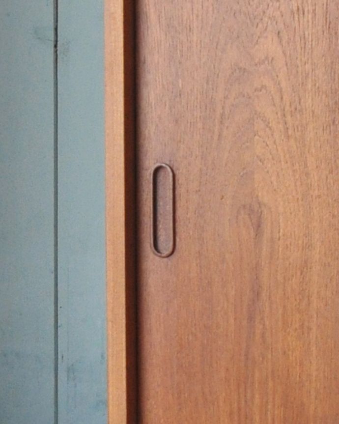 アンティークのキャビネット　アンティーク家具　北欧インテリアにピッタリなチーク材のヴィンテージ家具、引き戸タイプのガラスキャビネット。木製扉の取っ手です。(x-859-f)