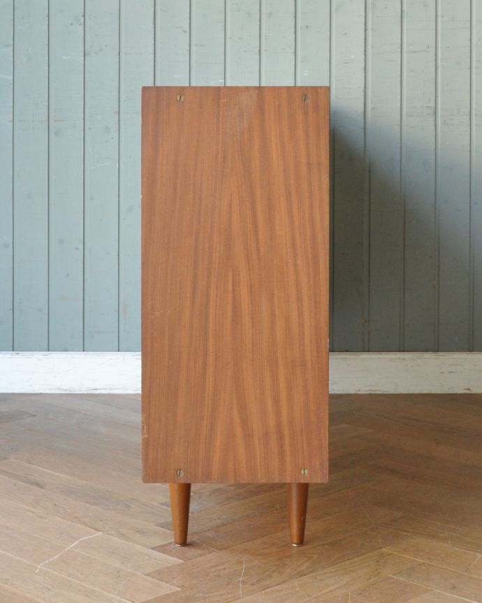 アンティークのキャビネット　アンティーク家具　北欧インテリアにピッタリなチーク材のヴィンテージ家具、引き戸タイプのガラスキャビネット。サイドから見てもキレイな状態です。(x-859-f)