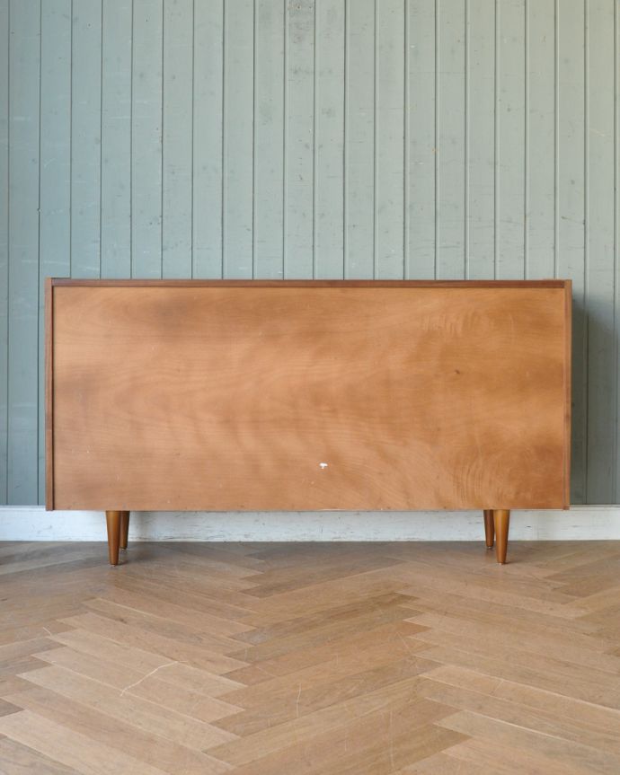 アンティークのキャビネット　アンティーク家具　北欧インテリアにピッタリなチーク材のヴィンテージ家具、引き戸タイプのガラスキャビネット。アンティークは新品ではないので、もちろん経年変化によるキズはありますが、専門の職人が目立たないようキレイにお直しをしているので、後姿までキレイです。(x-859-f)