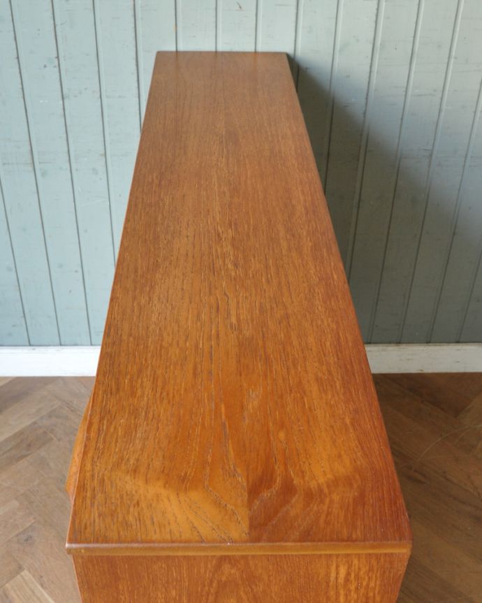 アンティークのキャビネット　アンティーク家具　北欧スタイルのヴィンテージ家具、美しいヴィンテージキャビネット（グラスキャビネット）。天板もキレイに塗装を仕上げました。(x-860-f)