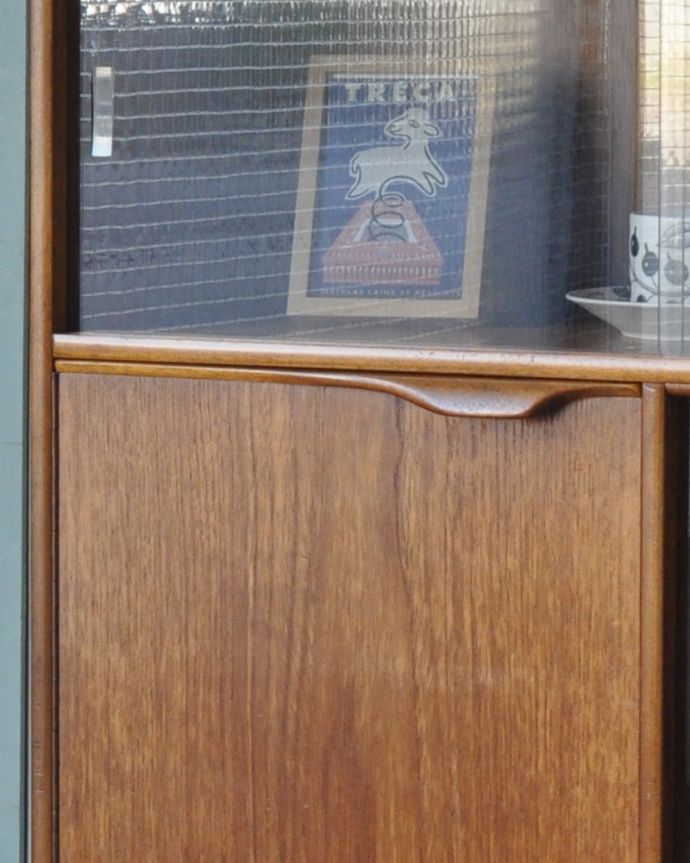 アンティークのキャビネット　アンティーク家具　北欧スタイルのヴィンテージ家具、美しいヴィンテージキャビネット（グラスキャビネット）。スマートで握りやすいハンドルタイプの取っ手です。(x-860-f)