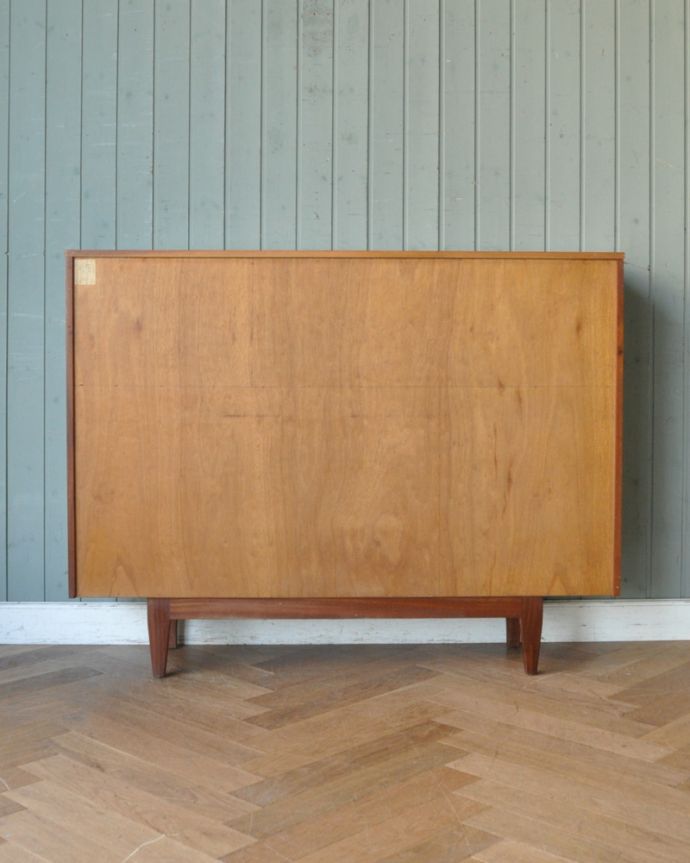 アンティークのキャビネット　アンティーク家具　北欧スタイルのヴィンテージ家具、美しいヴィンテージキャビネット（グラスキャビネット）。アンティークは新品ではないので、もちろん経年変化によるキズはありますが、専門の職人が目立たないようキレイにお直しをしているので、後姿までキレイです。(x-860-f)