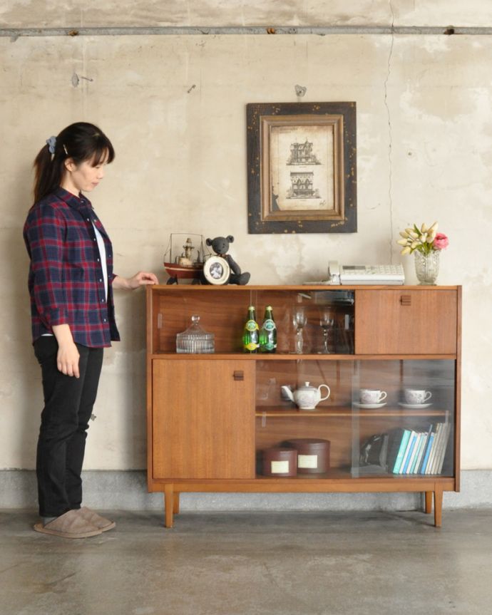 アンティークのキャビネット　アンティーク家具　北欧スタイルのヴィンテージ家具、ネイサン社のガラスキャビネット（ショーケース）。リビングの電話台にもオススメです。(x-861-f)