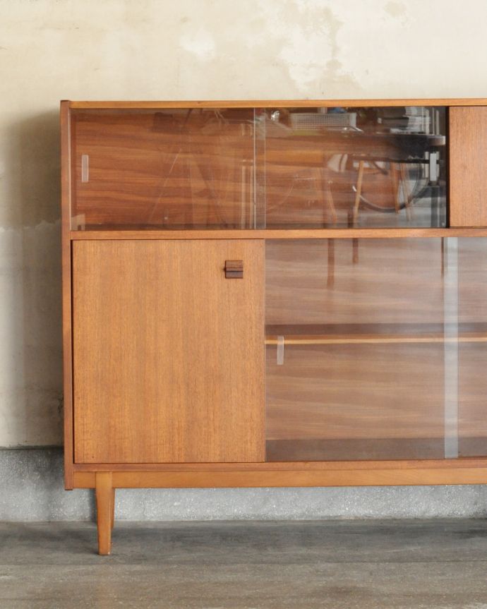 アンティークのキャビネット　アンティーク家具　北欧スタイルのヴィンテージ家具、ネイサン社のガラスキャビネット（ショーケース）。北欧家具のお部屋にピッタリ！男女ともに人気のシンプルでスタイリッシュなインテリアです。(x-861-f)