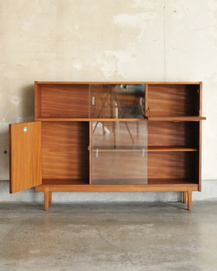 アンティークのキャビネット　アンティーク家具　北欧スタイルのヴィンテージ家具、ネイサン社のガラスキャビネット（ショーケース）。棚板が付いているのできちんと整理整頓ができます。(x-861-f)