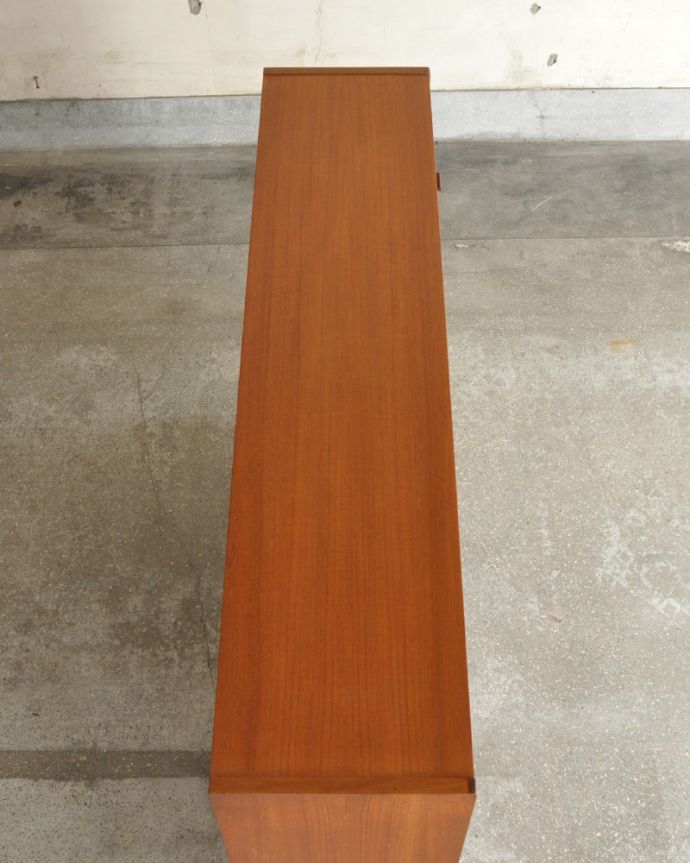 アンティークのキャビネット　アンティーク家具　北欧スタイルのヴィンテージ家具、ネイサン社のガラスキャビネット（ショーケース）。天板もキレイに塗装を仕上げました。(x-861-f)