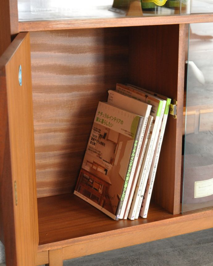 アンティークのキャビネット　アンティーク家具　北欧スタイルのヴィンテージ家具、ネイサン社のガラスキャビネット（ショーケース）。見せたくないものや日用品は下の扉の奥に収納しましょう。(x-861-f)