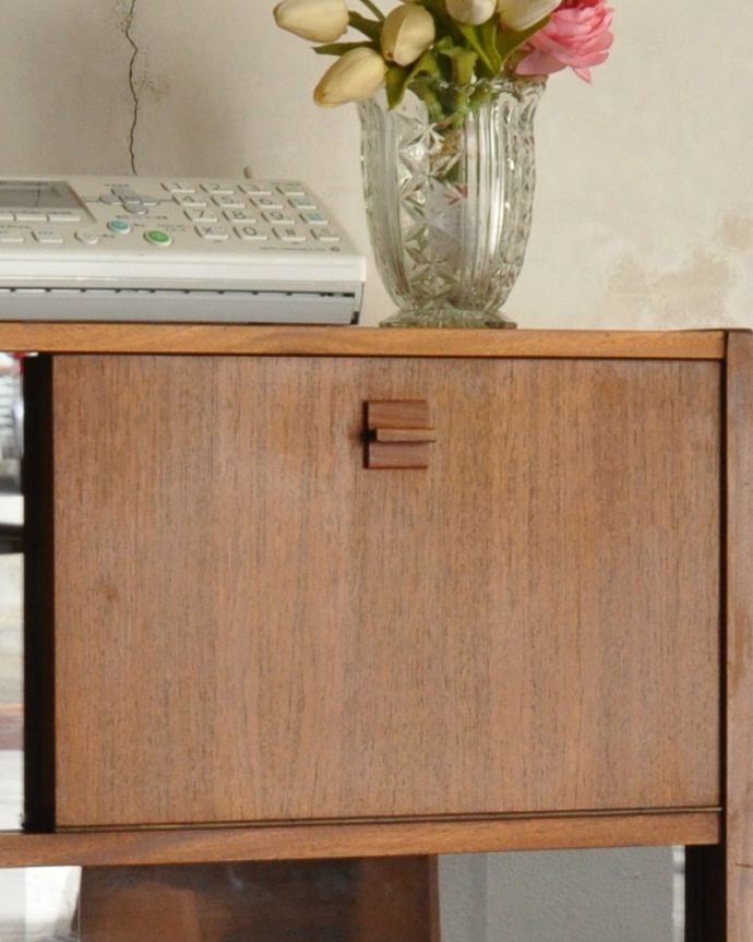 アンティークのキャビネット　アンティーク家具　北欧スタイルのヴィンテージ家具、ネイサン社のガラスキャビネット（ショーケース）。シンプルでカッコいい取っ手。(x-861-f)