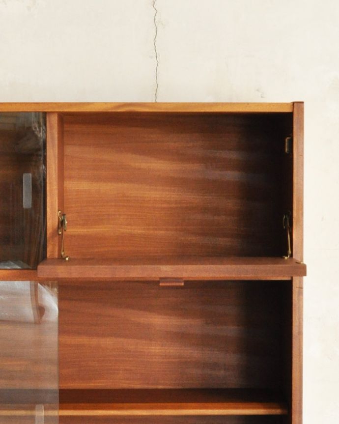 アンティークのキャビネット　アンティーク家具　北欧スタイルのヴィンテージ家具、ネイサン社のガラスキャビネット（ショーケース）。右側のカウンターになる扉にはステーがありますので、開いたときも安全です。(x-861-f)