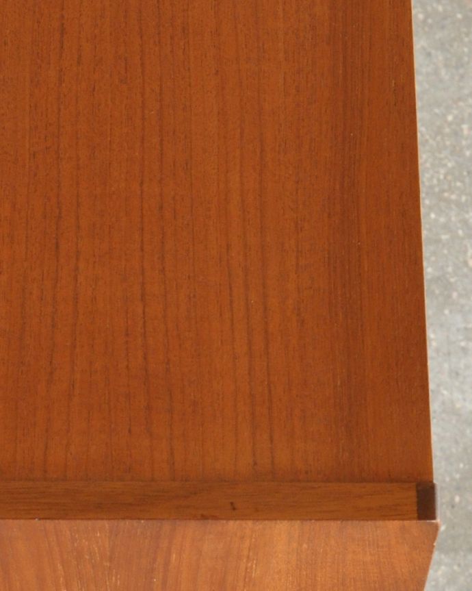 アンティークのキャビネット　アンティーク家具　北欧スタイルのヴィンテージ家具、ネイサン社のガラスキャビネット（ショーケース）。木目の表情がよく出ています。(x-861-f)