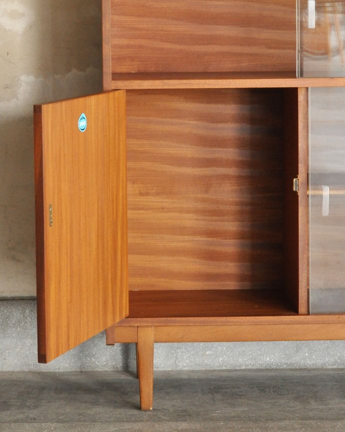 アンティークのキャビネット　アンティーク家具　北欧スタイルのヴィンテージ家具、ネイサン社のガラスキャビネット（ショーケース）。扉の中も、ボディと同じ色味で統一されています。(x-861-f)