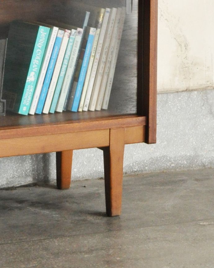 アンティークのキャビネット　アンティーク家具　北欧スタイルのヴィンテージ家具、ネイサン社のガラスキャビネット（ショーケース）。安定感のある脚がしっかり支えます。(x-861-f)