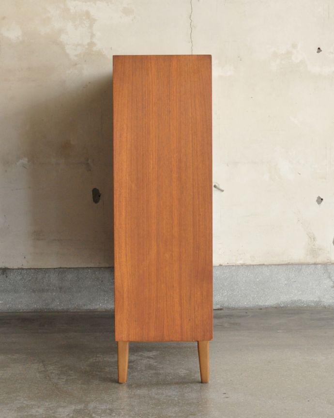 アンティークのキャビネット　アンティーク家具　北欧スタイルのヴィンテージ家具、ネイサン社のガラスキャビネット（ショーケース）。サイドから見てもキレイな状態です。(x-861-f)