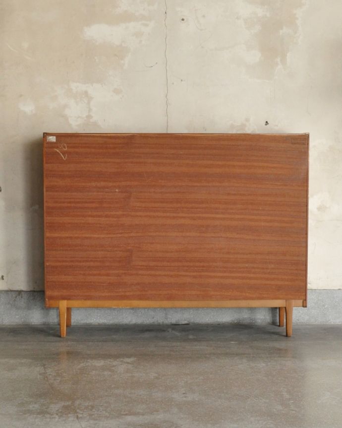 アンティークのキャビネット　アンティーク家具　北欧スタイルのヴィンテージ家具、ネイサン社のガラスキャビネット（ショーケース）。アンティークは新品ではないので、もちろん経年変化によるキズはありますが、専門の職人が目立たないようキレイにお直しをしているので、後姿までキレイです。(x-861-f)