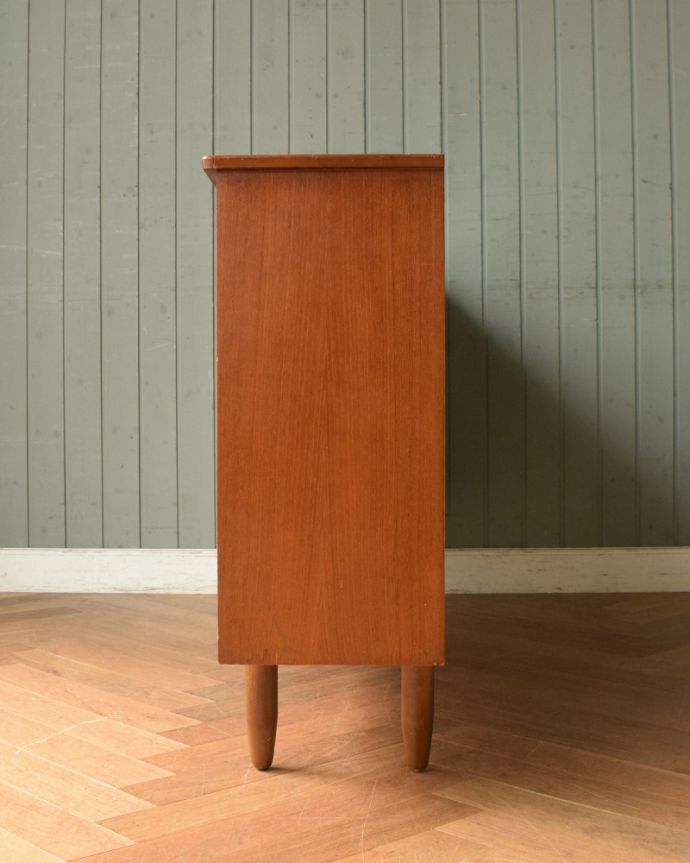 アンティークのキャビネット　アンティーク家具　北欧スタイルに似合うヴィンテージガラスキャビネット（引き戸タイプ）。サイドから見てもキレイな状態です。(x-862-f)