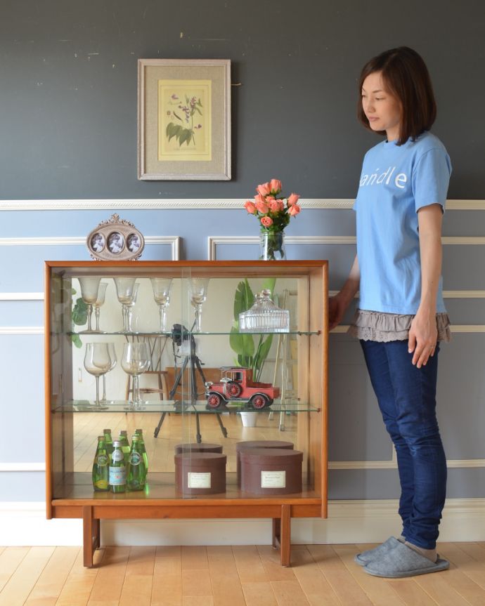 アンティークのキャビネット　アンティーク家具　背中をミラー張りにした輝くアンティークのグラスキャビネット（ショーケース）。お気に入りの雑貨や食器を並べてみましょう。(x-863-f)