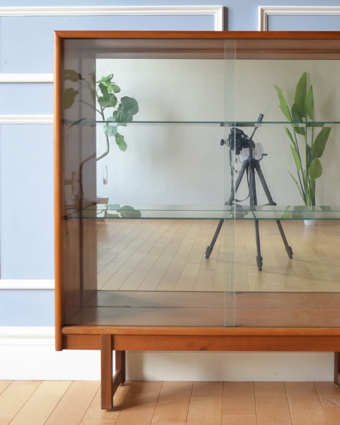 アンティークのキャビネット　アンティーク家具　背中をミラー張りにした輝くアンティークのグラスキャビネット（ショーケース）。北欧家具のお部屋にピッタリ！男女ともに人気のシンプルでスタイリッシュなインテリアです。(x-863-f)