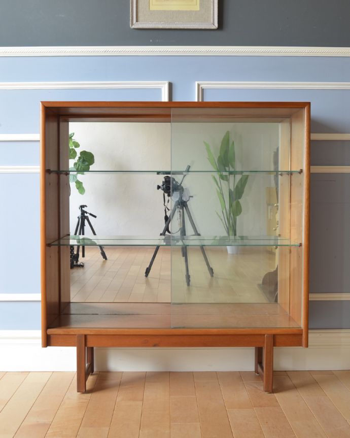 アンティークのキャビネット　アンティーク家具　背中をミラー張りにした輝くアンティークのグラスキャビネット（ショーケース）。ガラスの引き戸が入った珍しいデザイン！お手入れもしやすく、実用性がバッチリです。(x-863-f)