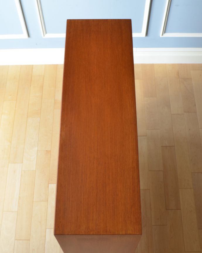 アンティークのキャビネット　アンティーク家具　背中をミラー張りにした輝くアンティークのグラスキャビネット（ショーケース）。天板もキレイに塗装を仕上げました。(x-863-f)