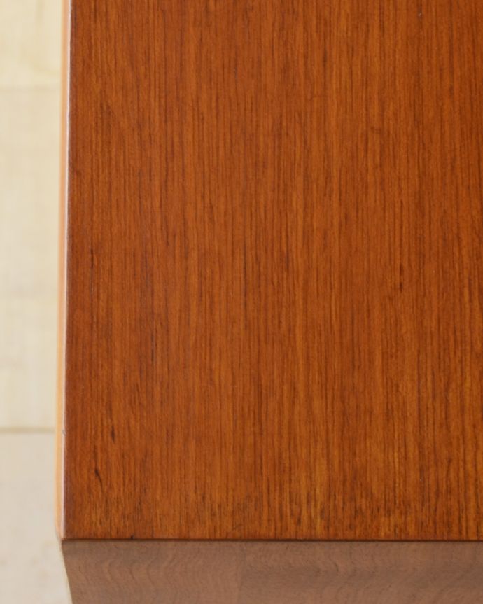 アンティークのキャビネット　アンティーク家具　背中をミラー張りにした輝くアンティークのグラスキャビネット（ショーケース）。木目の表情がよく出ています。(x-863-f)