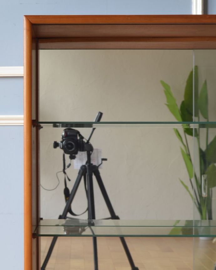 アンティークのキャビネット　アンティーク家具　背中をミラー張りにした輝くアンティークのグラスキャビネット（ショーケース）。ガラスの棚板は可動します。(x-863-f)