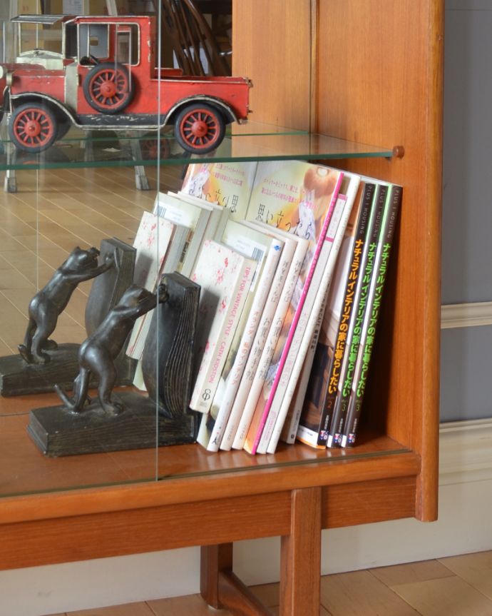 アンティークのキャビネット　アンティーク家具　背中をミラー張りにした輝くアンティークのグラスキャビネット（ショーケース）。雑誌やA4ファイルなどの収納もできます。(x-863-f)