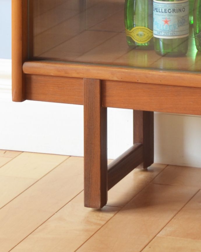 アンティークのキャビネット　アンティーク家具　背中をミラー張りにした輝くアンティークのグラスキャビネット（ショーケース）。安定感のある脚がしっかり支えます。(x-863-f)