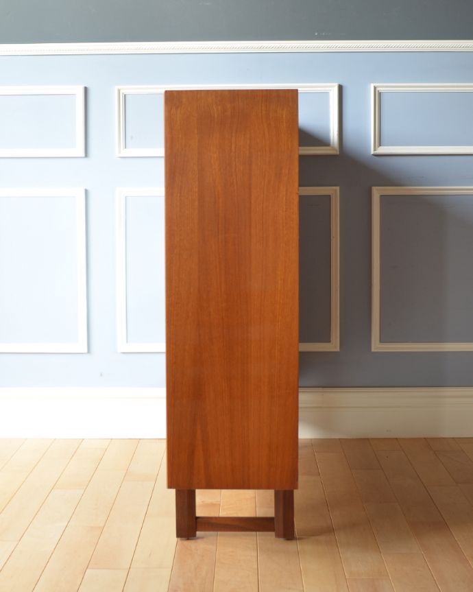 アンティークのキャビネット　アンティーク家具　背中をミラー張りにした輝くアンティークのグラスキャビネット（ショーケース）。サイドから見てもキレイな状態です。(x-863-f)