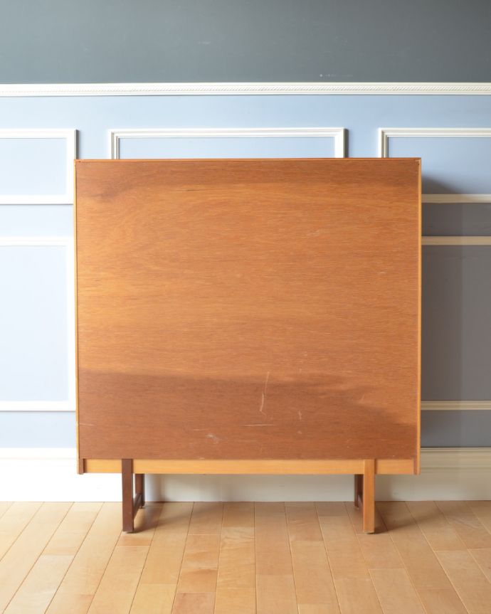 アンティークのキャビネット　アンティーク家具　背中をミラー張りにした輝くアンティークのグラスキャビネット（ショーケース）。アンティークは新品ではないので、もちろん経年変化によるキズはありますが、専門の職人が目立たないようキレイにお直しをしているので、後姿までキレイです。(x-863-f)