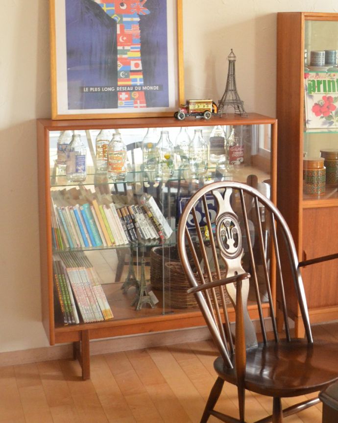 アンティークのキャビネット　アンティーク家具　背中をミラー張りにした輝くアンティークのグラスキャビネット（ショーケース）。空間に１つあるだけで、パッと華やかにしてくれるガラスキャビネット。(x-863-f)