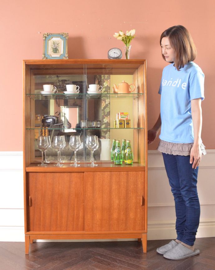 アンティークのキャビネット アンティーク家具 引き戸ガラスのヴィンテージ家具、GIBBSのディスプレイキャビネット。並べる時間も至福のときになります。(x-864-f)