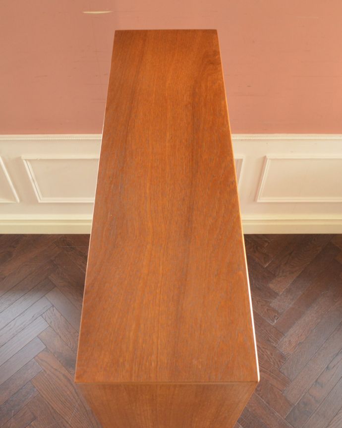 アンティークのキャビネット アンティーク家具 引き戸ガラスのヴィンテージ家具、GIBBSのディスプレイキャビネット。天板も木目がとってもキレイです。(x-864-f)