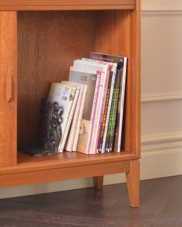 アンティークのキャビネット アンティーク家具 引き戸ガラスのヴィンテージ家具、GIBBSのディスプレイキャビネット。雑誌やA4ファイルなどの収納もできます。(x-864-f)