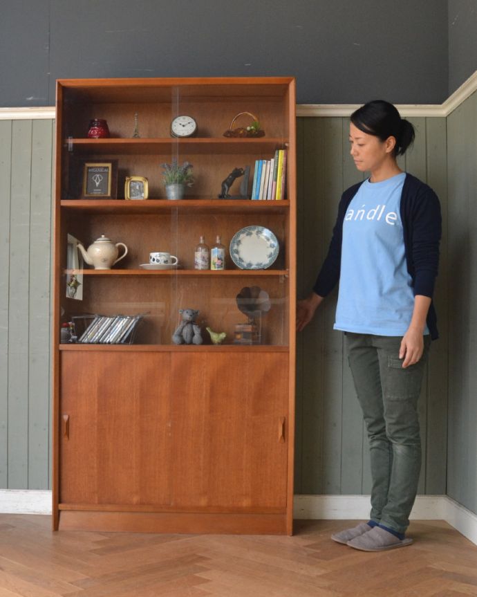 アンティークのキャビネット　アンティーク家具　本棚や飾り棚に使えるヴィンテージ家具、引き戸付きのガラスキャビネット（Herbert Gibbs社）。木枠がないガラスの引き戸なので、中にディスプレイしたものがお店のショーケースのように見えます。(x-865-f)