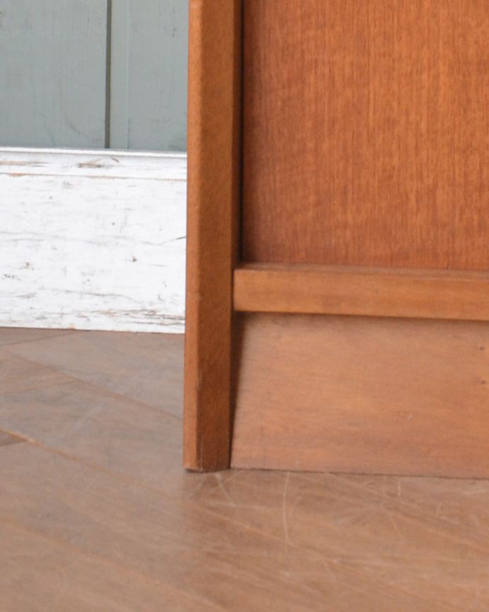 アンティークのキャビネット　アンティーク家具　本棚や飾り棚に使えるヴィンテージ家具、引き戸付きのガラスキャビネット（Herbert Gibbs社）。安定感のある脚がしっかり支えます。(x-865-f)