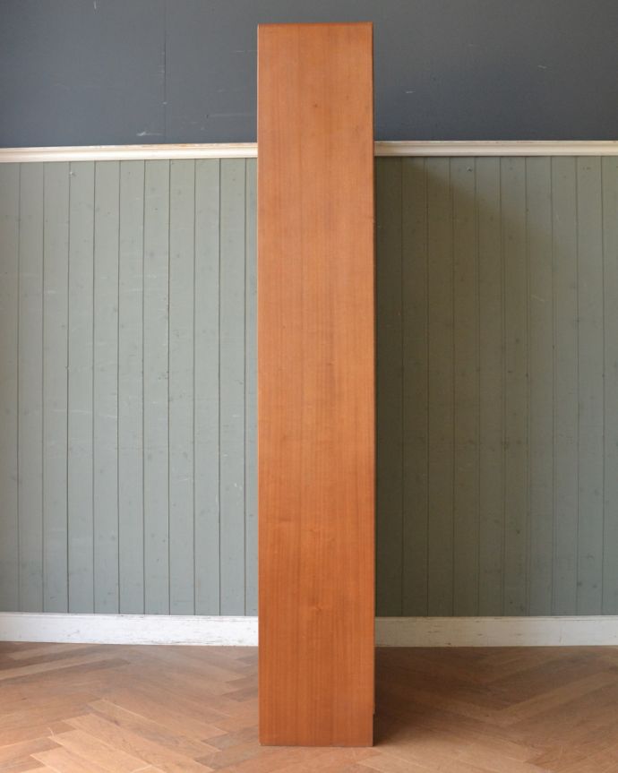 アンティークのキャビネット　アンティーク家具　本棚や飾り棚に使えるヴィンテージ家具、引き戸付きのガラスキャビネット（Herbert Gibbs社）。サイドから見てもキレイな状態です。(x-865-f)