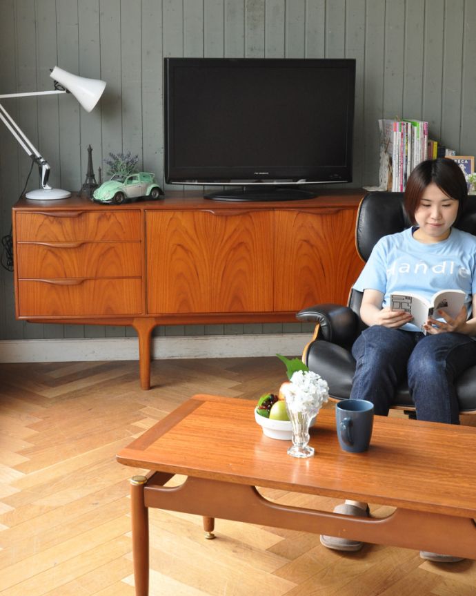 サイドボード　アンティーク家具　マッキントッシュ社のヴィンテージサイドボード。テレビボードとして使えると人気のヴィンテージサイドボード。(x-866-f)