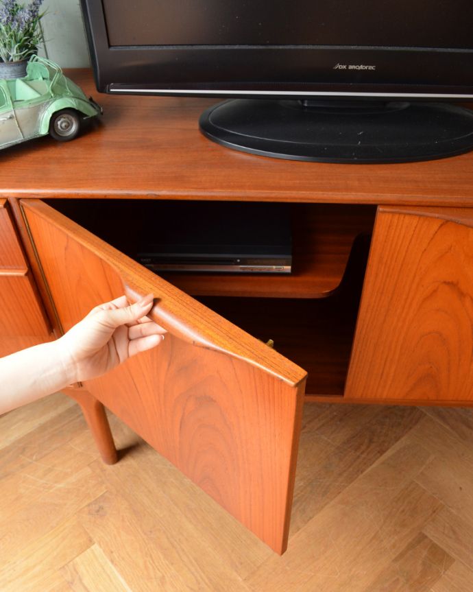 サイドボード　アンティーク家具　マッキントッシュ社のヴィンテージサイドボード。美しいチーク材の木目が印象的なサイドボードは、なんでもたっぷり収納できます。(x-866-f)