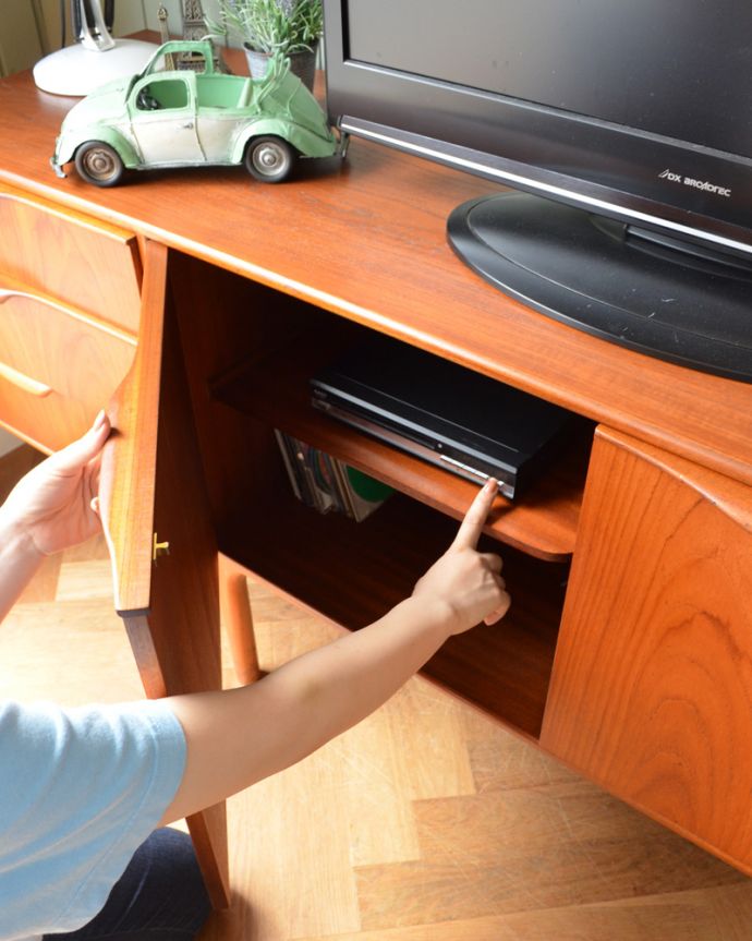 サイドボード　アンティーク家具　マッキントッシュ社のヴィンテージサイドボード。DVDやブルーレイ機器の収納ができます。(x-866-f)