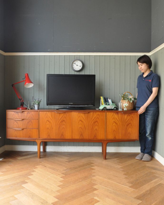 サイドボード　アンティーク家具　マッキントッシュ社のヴィンテージサイドボード。脚があるので軽やかな印象です。(x-866-f)