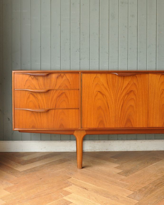 サイドボード　アンティーク家具　マッキントッシュ社のヴィンテージサイドボード。脚があるので軽やかな印象です。(x-866-f)