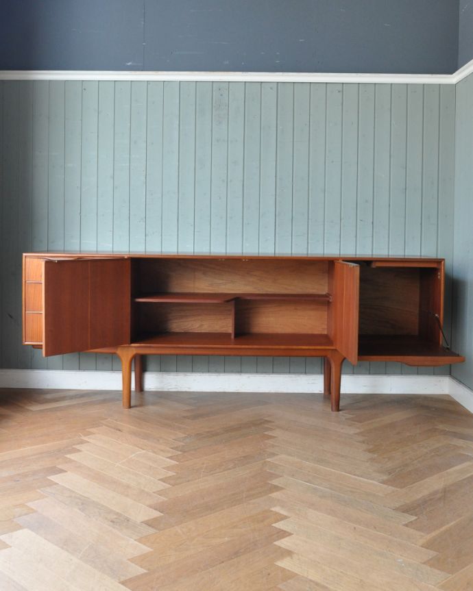 サイドボード　アンティーク家具　マッキントッシュ社のヴィンテージサイドボード。二枚扉の奥はたっぷり収納。(x-866-f)