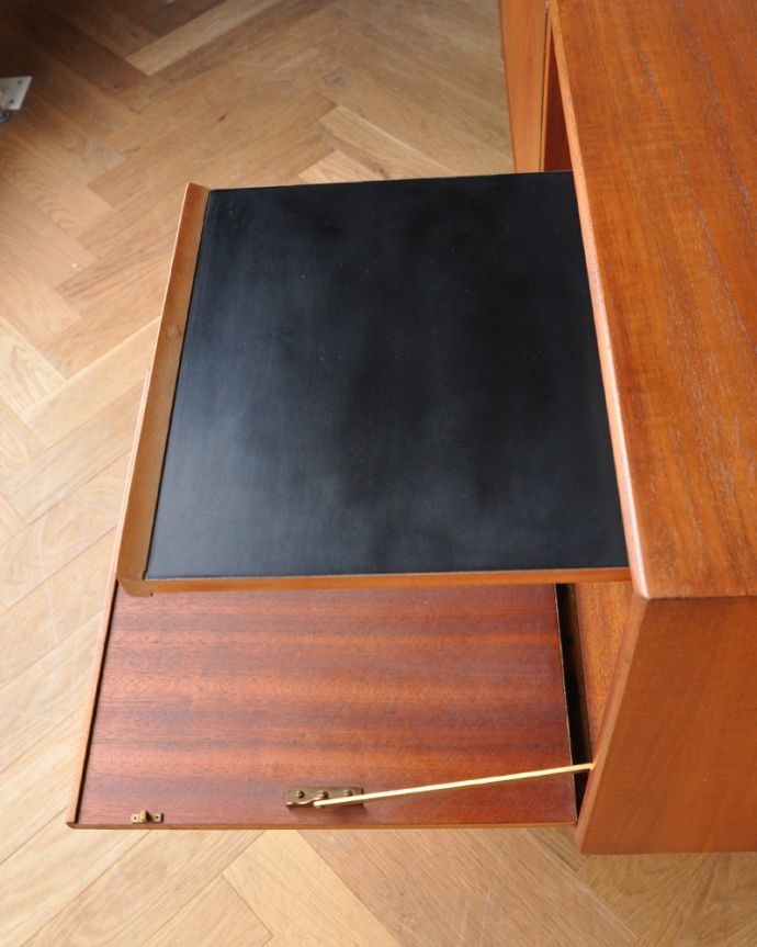 サイドボード　アンティーク家具　マッキントッシュ社のヴィンテージサイドボード。右側の扉の中にトレーがあります。(x-866-f)